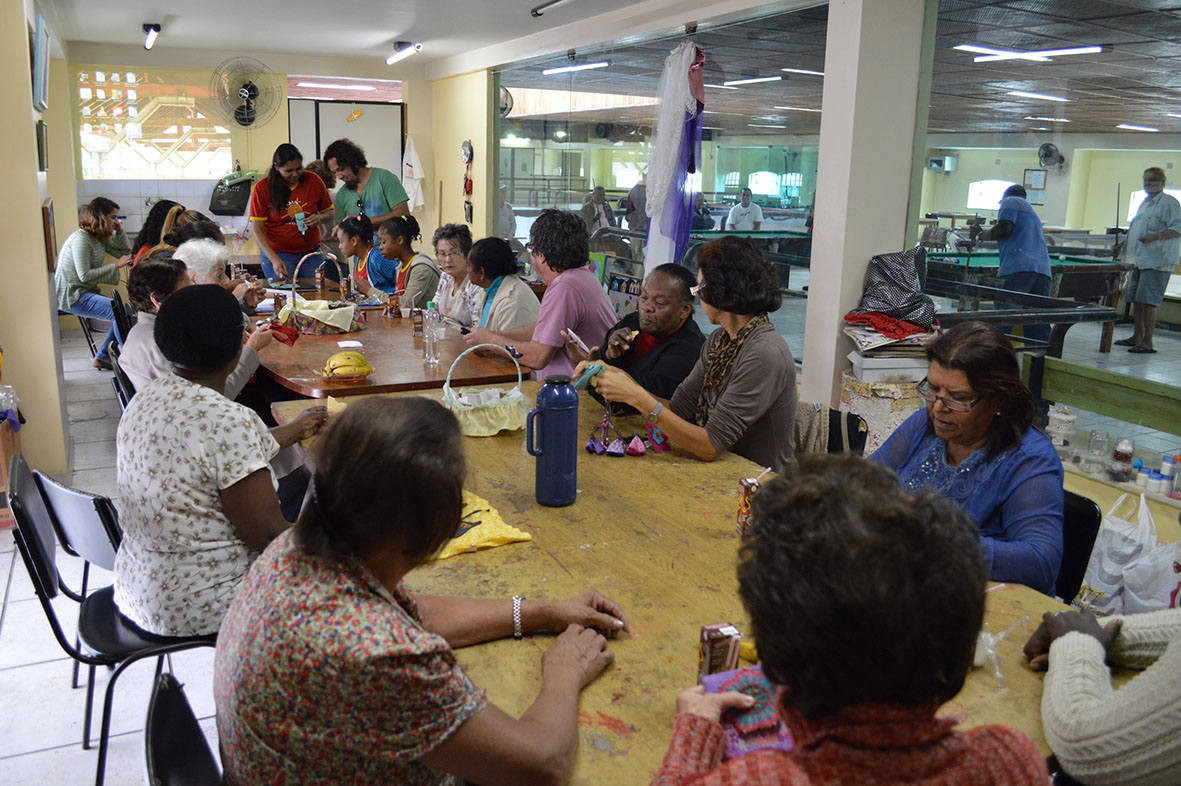 Portal de Notcias PJF | Jovens da Casa da Menina Artes participam de oficina de  bordado com usurios do Centro de Convivncia do Idoso | SDS - 20/8/2014